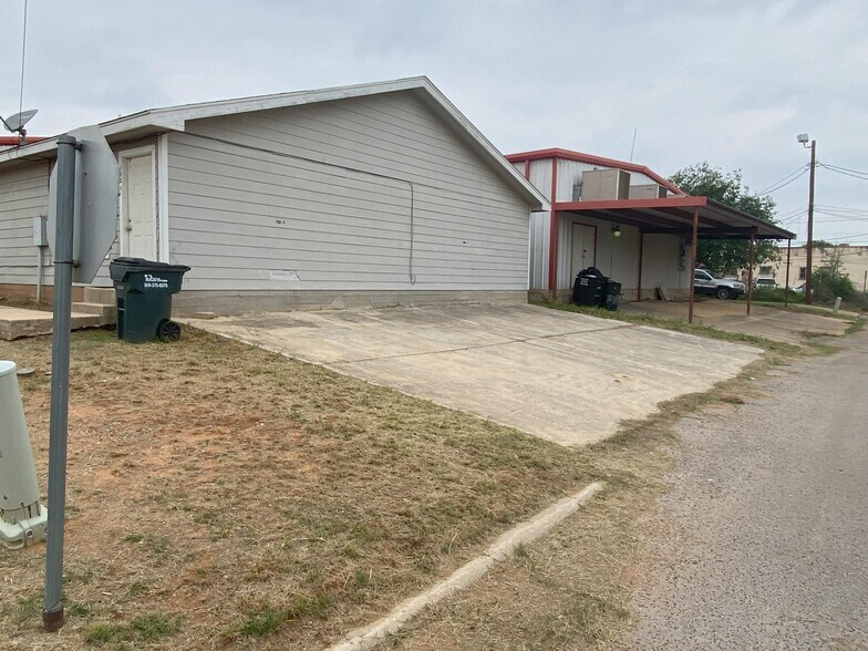 More Photos Of 119 S Commerce St, Dilley Storefront Retail Residential For Sale