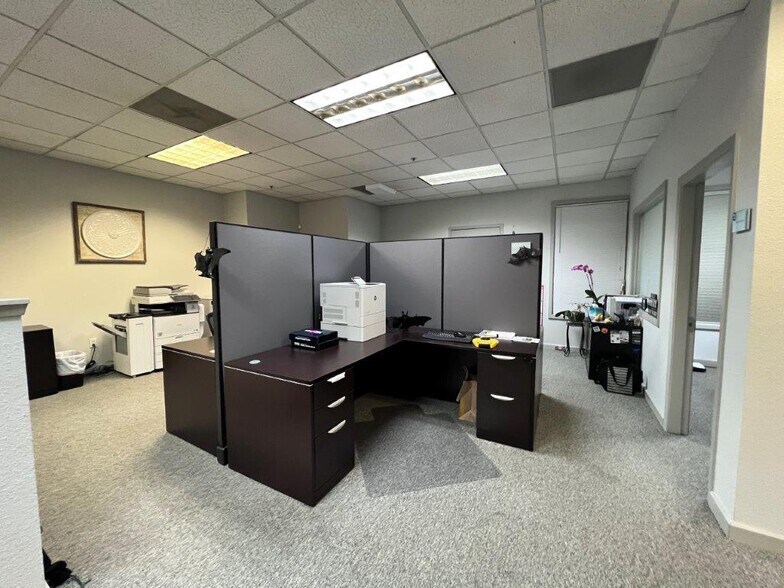 More Photos Of 415 Knollcrest Dr, Redding Office For Sale