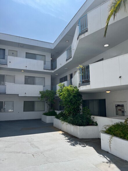 More Photos Of 1617 N Fuller Ave, Los Angeles Apartments For Sale