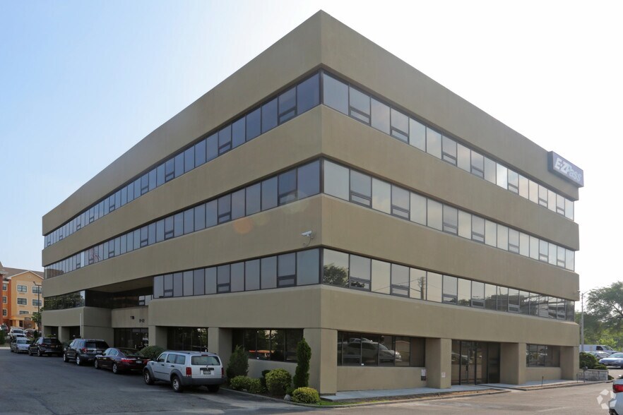 More Photos Of 1902 Whitestone Expy, Flushing Office For Lease