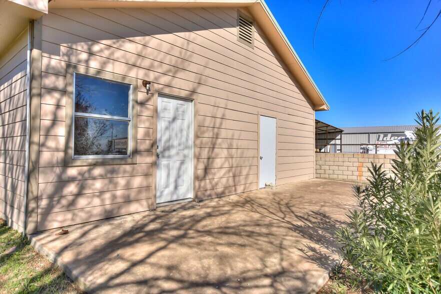 More Photos Of 4159 E University Ave, Georgetown Light Manufacturing For Sale