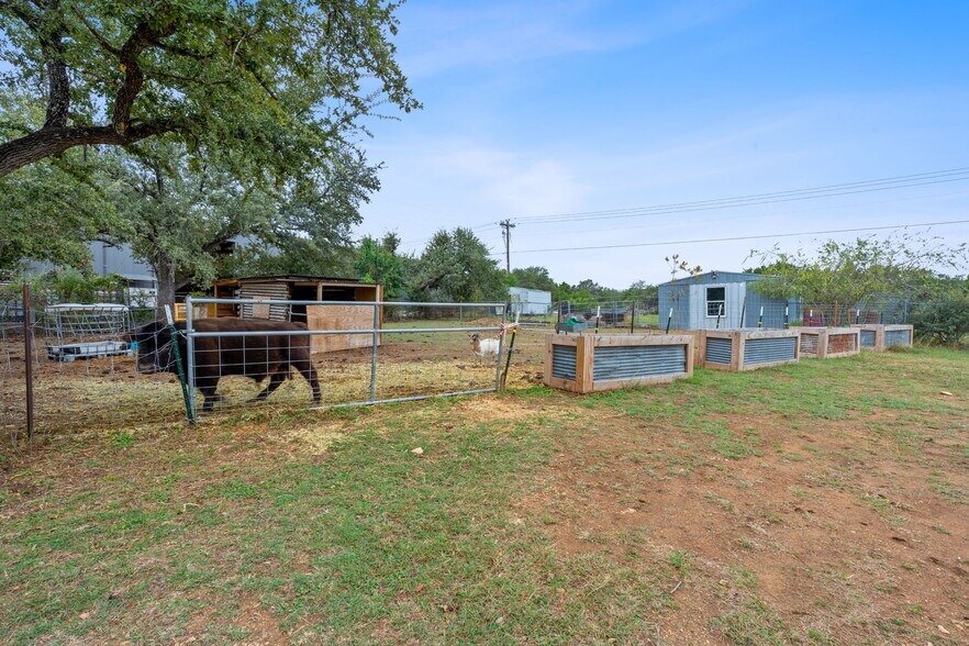 More Photos Of 13617 Fitzhugh Rd, Austin Showroom For Lease