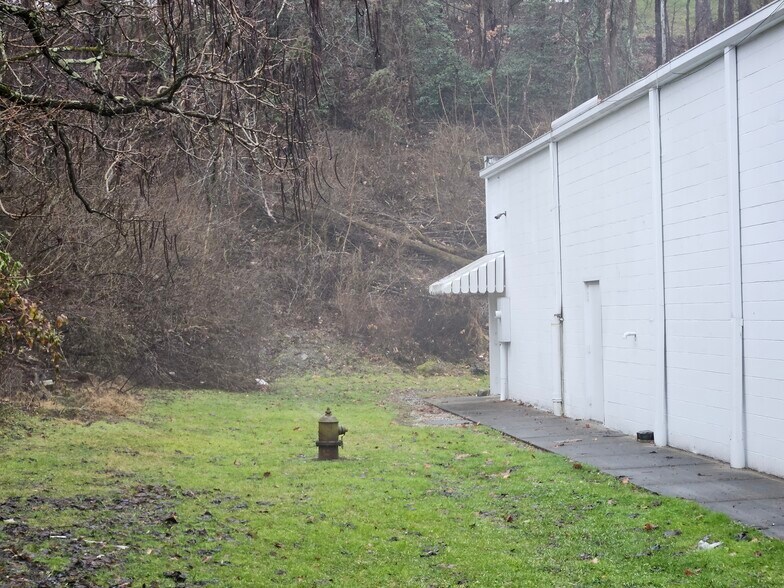 More Photos Of 3100 E 60 Rt, Huntington Storefront For Lease