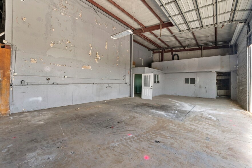 More Photos Of 290 Wonder World Dr, San Marcos Warehouse For Lease