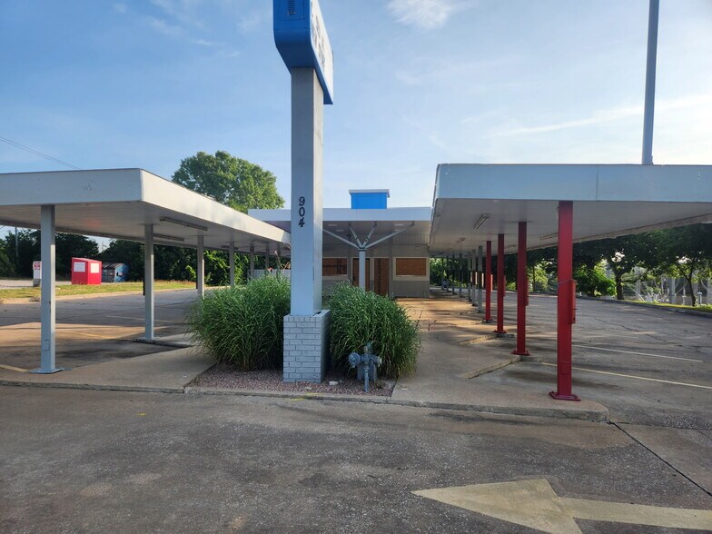 Primary Photo Of 904 Buchanan Dr, Burnet Fast Food For Lease