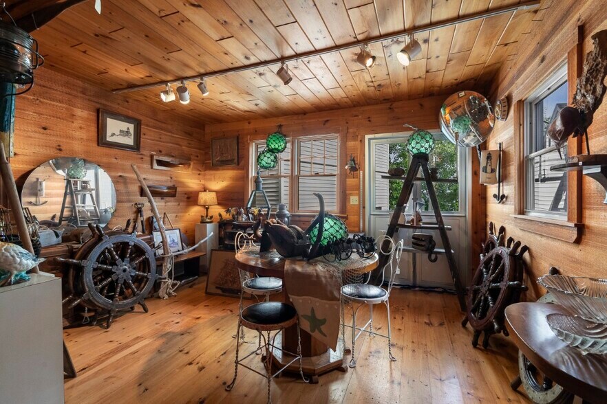 More Photos Of 10 McKown St, Boothbay Harbor Storefront For Sale