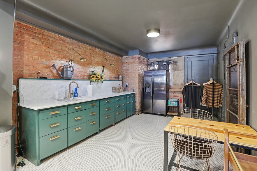 More Photos Of 110 N Tennessee St, McKinney Storefront Retail Office For Lease