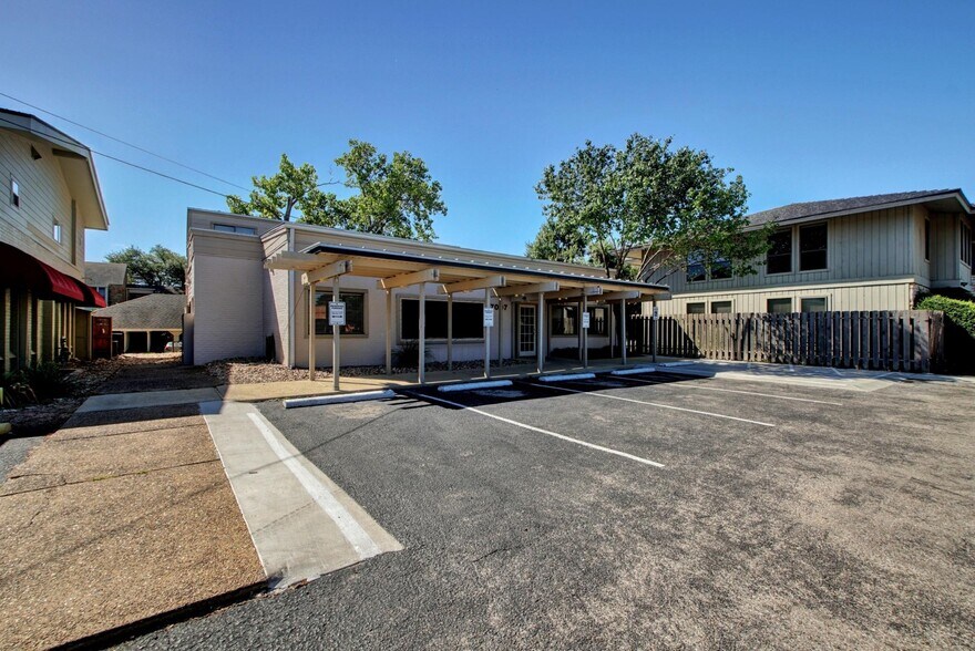 More Photos Of 7007 Hart Ln, Austin Medical For Sale