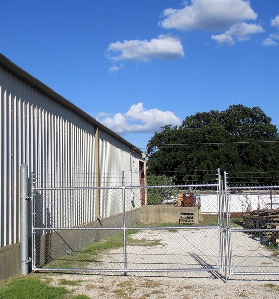 More Photos Of 440 N Broadway St, Joshua Manufacturing For Lease