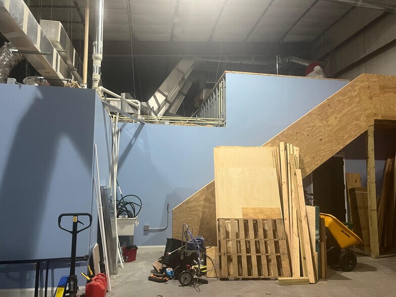 More Photos Of 522 Live Pine Cir, Apopka Warehouse For Sale