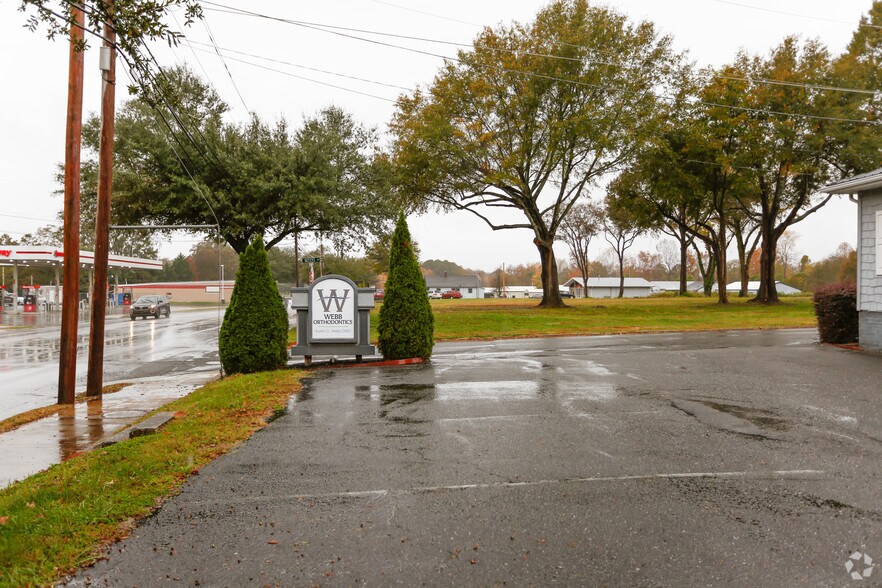 More Photos Of 492 W Main St, Forest City Freestanding For Sale