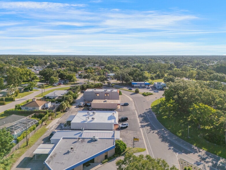 More Photos Of 3160 Southgate Cir, Sarasota Freestanding For Sale