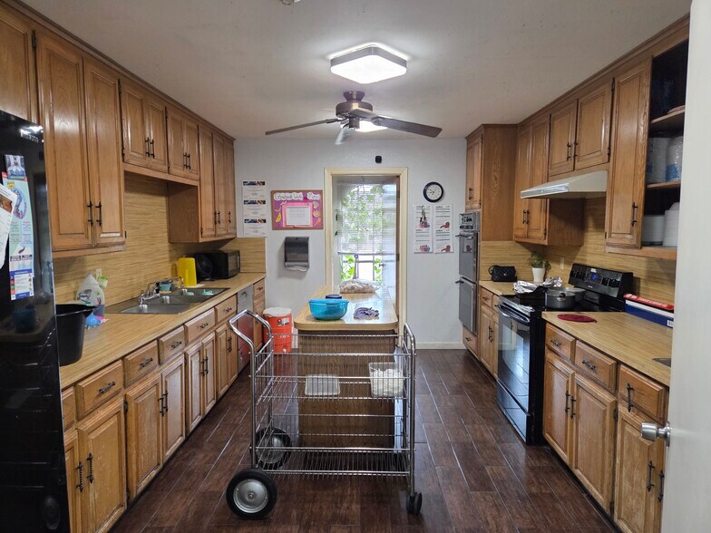 More Photos Of 1339 N Masters Dr, Dallas General Retail For Sale