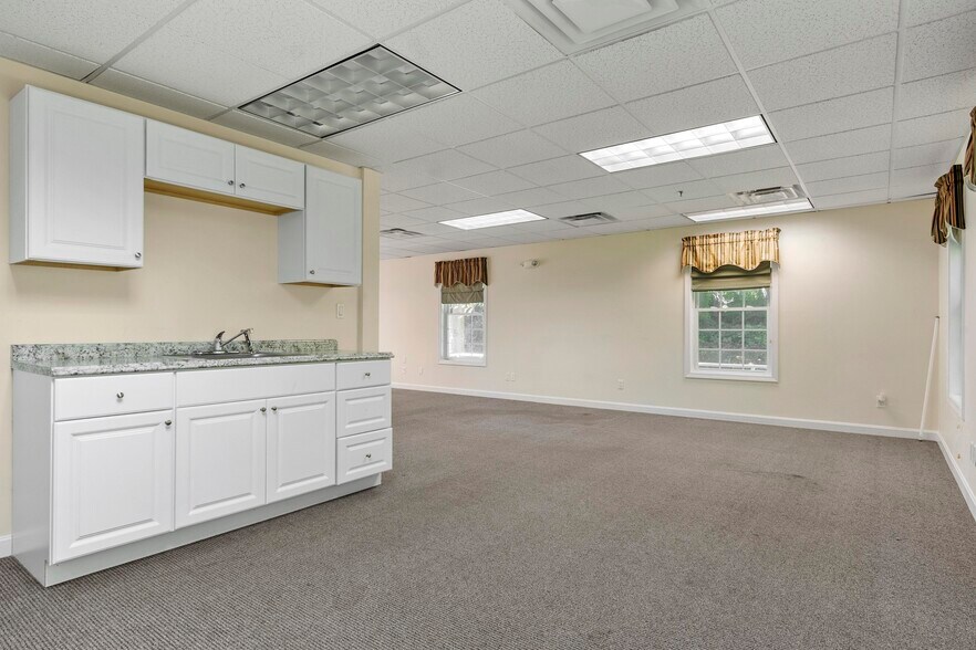 More Photos Of 206 Southbridge St, Auburn Office For Lease