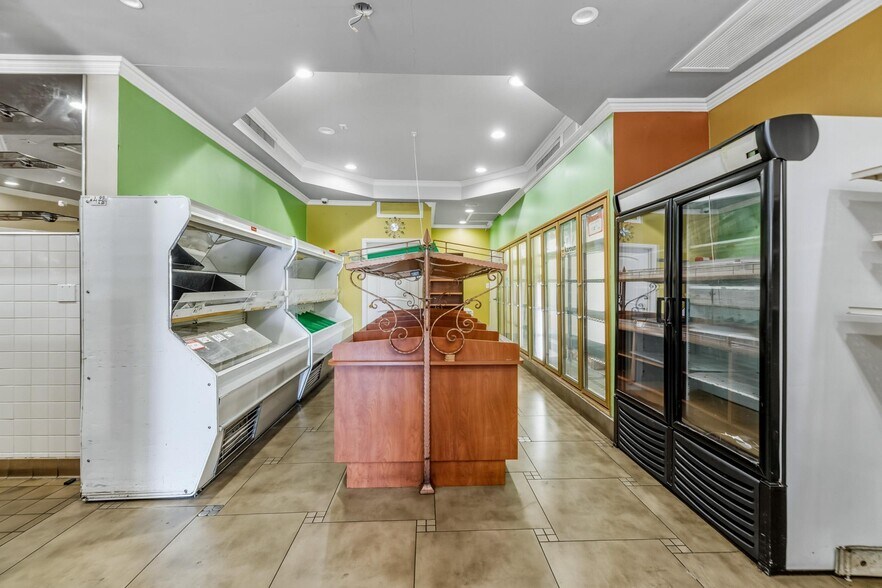 More Photos Of 5075 Hollywood Blvd, Los Angeles Restaurant For Lease