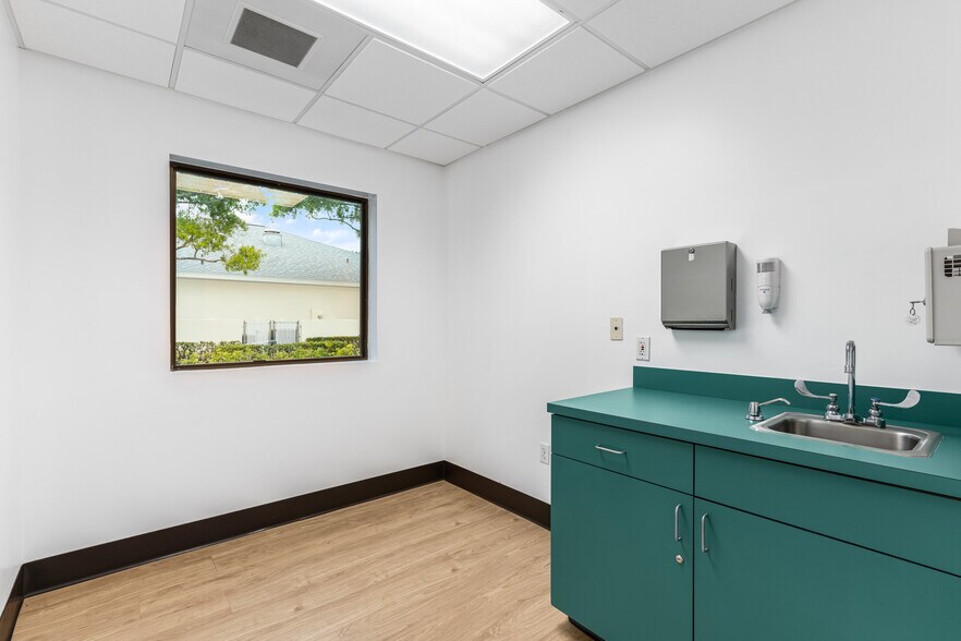 More Photos Of 845 37th Pl, Vero Beach Medical For Sale