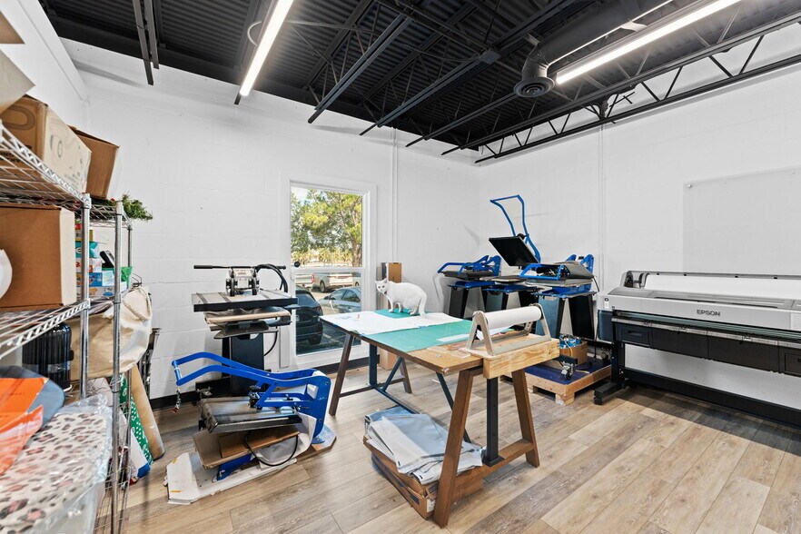 More Photos Of 7490 N 30th Ave, Saint Petersburg Showroom For Sale