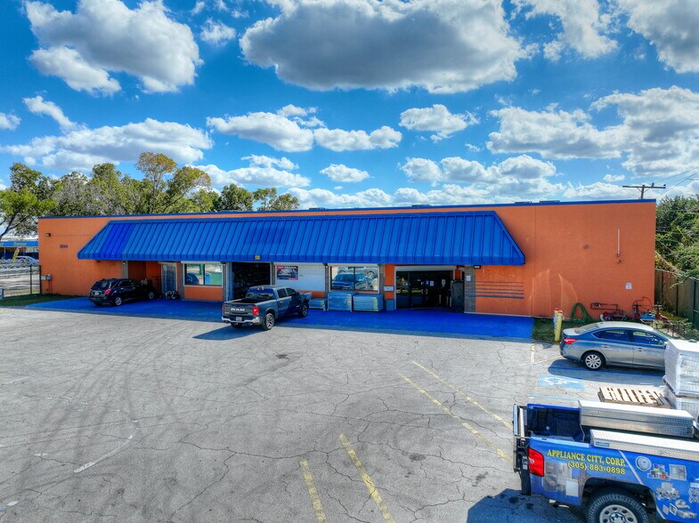 More Photos Of 3040 Fowler St, Fort Myers Warehouse For Lease