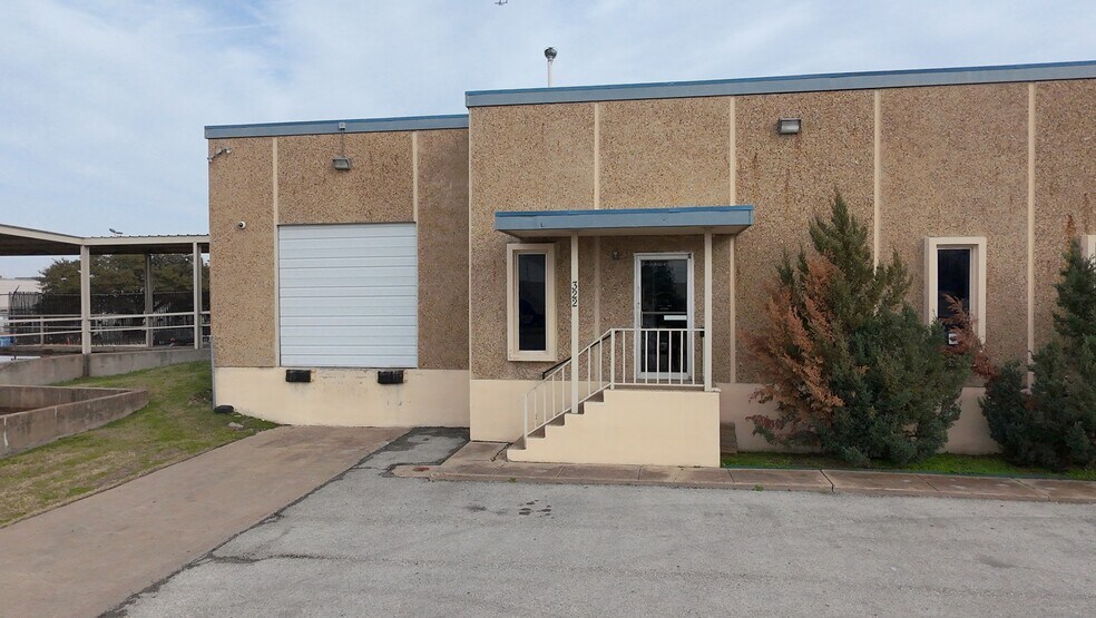 More Photos Of 320-322 International Pky, Arlington Warehouse For Lease