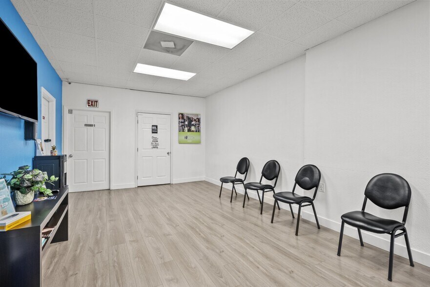 More Photos Of 516 W Lancaster Blvd, Lancaster Freestanding For Lease