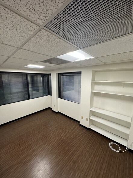 More Photos Of 5102 W Village Green Dr, Midlothian Office For Lease