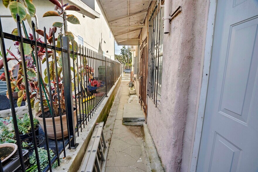 More Photos Of 3709 Rolle St, Los Angeles Religious Facility For Sale