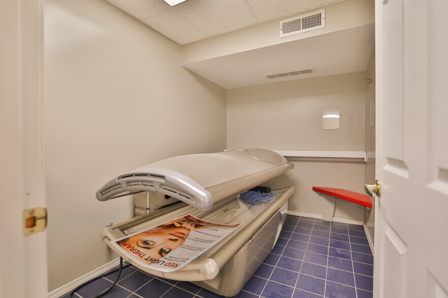 More Photos Of 107 N Bluff Rd, Collinsville Storefront For Sale