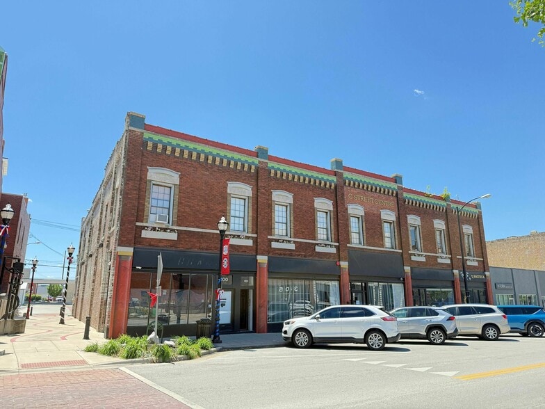 More Photos Of 300-308 W Commercial St, Springfield Storefront Retail Residential For Lease