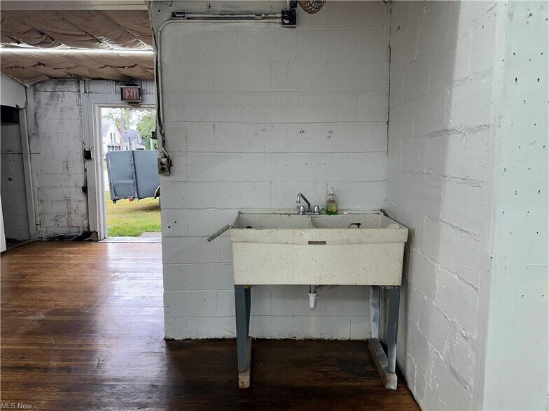 More Photos Of 1301 Brownell Ave, Lorain Service For Sale