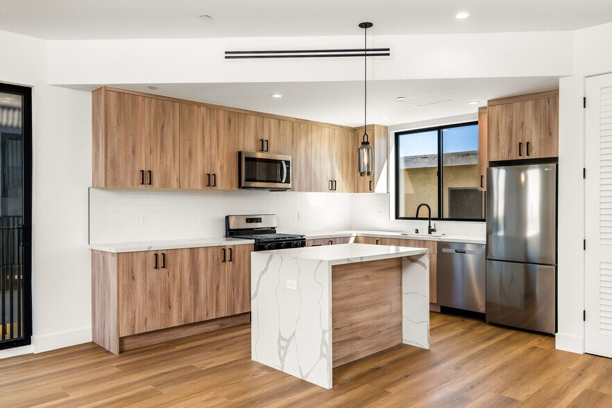 More Photos Of 2204 Carmona Ave, Los Angeles Apartments For Sale