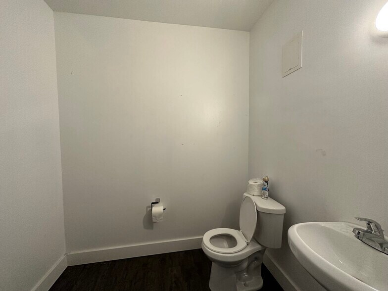 More Photos Of 1040-1050 S Olive St, Los Angeles General Retail For Sale