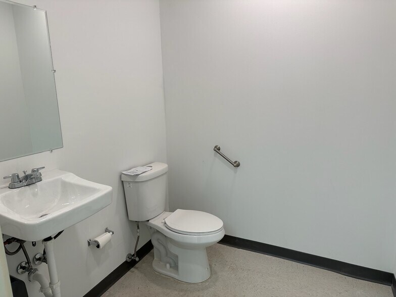 More Photos Of 820 E Terra Cotta Ave, Crystal Lake Office For Sale