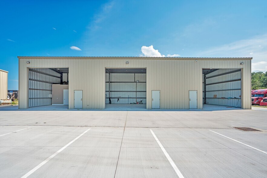 More Photos Of 3295 Steel Rail Dr, Bunnell Warehouse For Lease