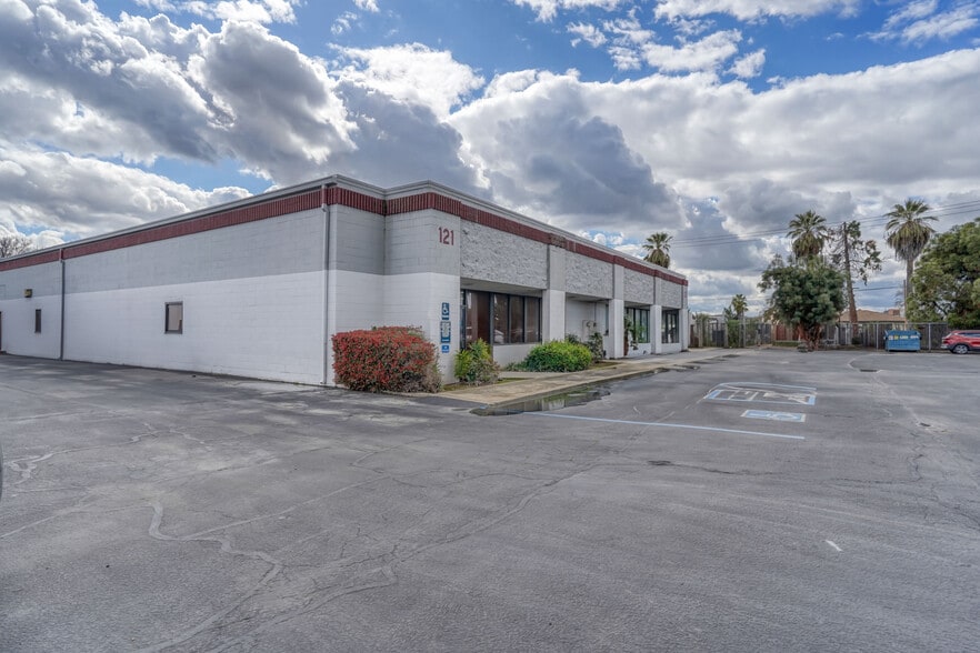 More Photos Of 2727 N Grove Industrial Dr, Fresno Warehouse For Sale