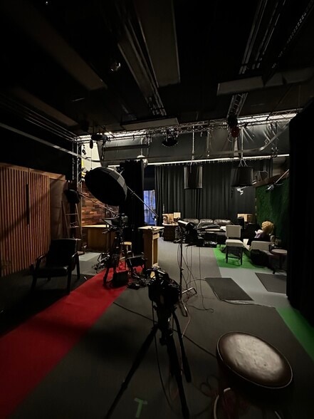 More Photos Of 6413 Pinecastle Blvd, Orlando Flex For Lease