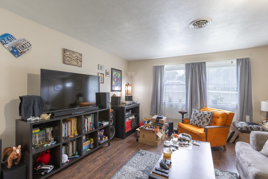 More Photos Of 2312 S Rogers St, Bloomington Freestanding For Sale