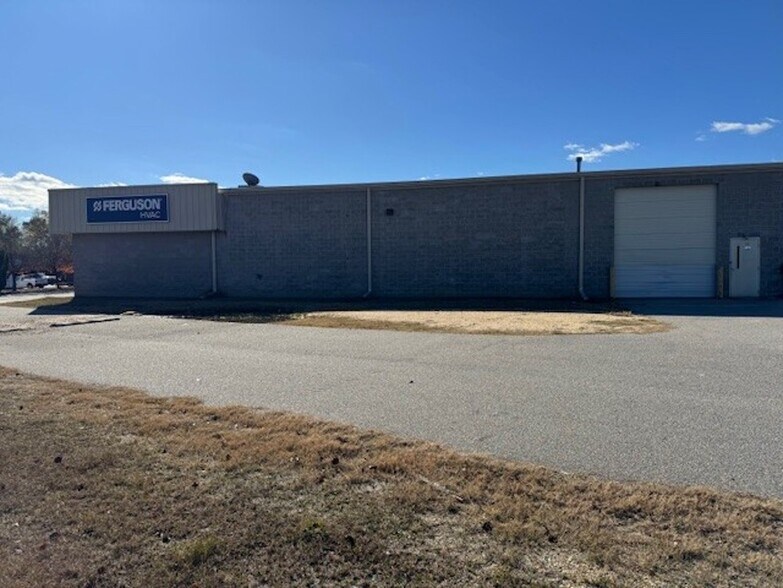 More Photos Of 404 Chicago Dr, Fayetteville Flex For Lease