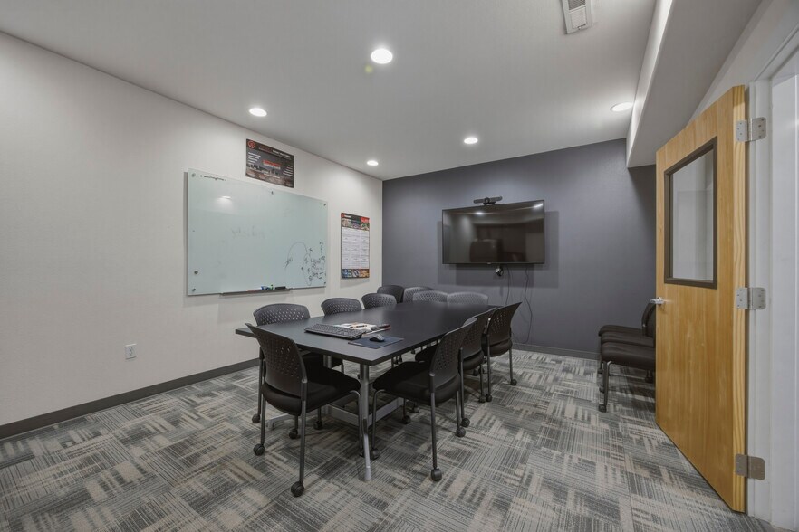 More Photos Of 2213 Henderson Loop, Richland Warehouse For Sale
