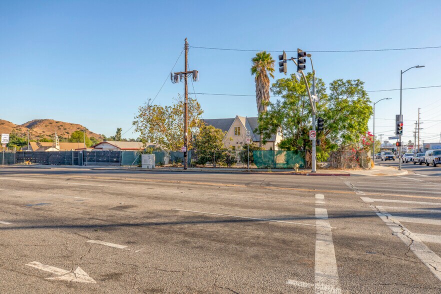 More Photos Of 9052-9058 Sunland Blvd, Sun Valley Office For Sale