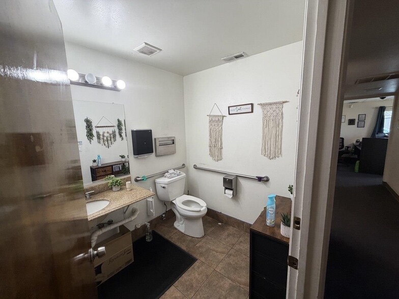 More Photos Of 1336-1340 Dixieanne Ave, Sacramento Warehouse For Sale
