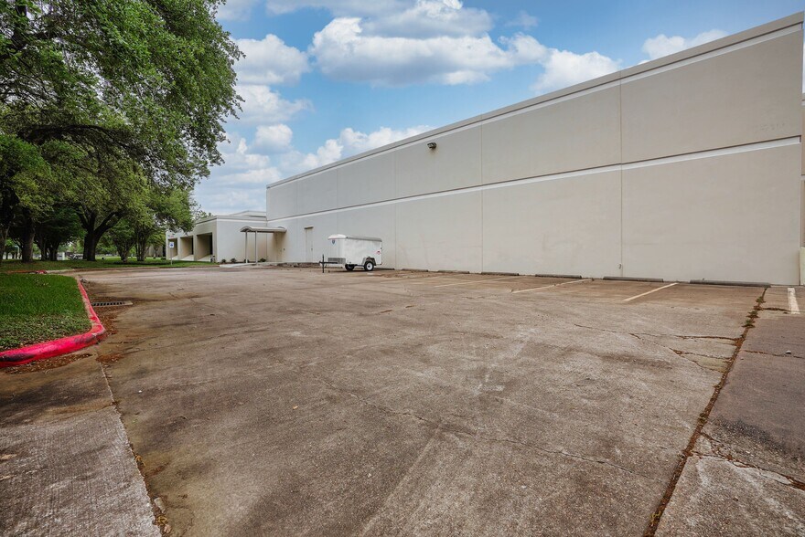More Photos Of 10410 Corporate Dr, Sugar Land Research And Development For Lease