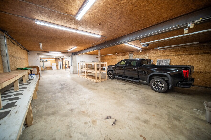 More Photos Of 1006 8th Ave SW, Austin Flex For Lease