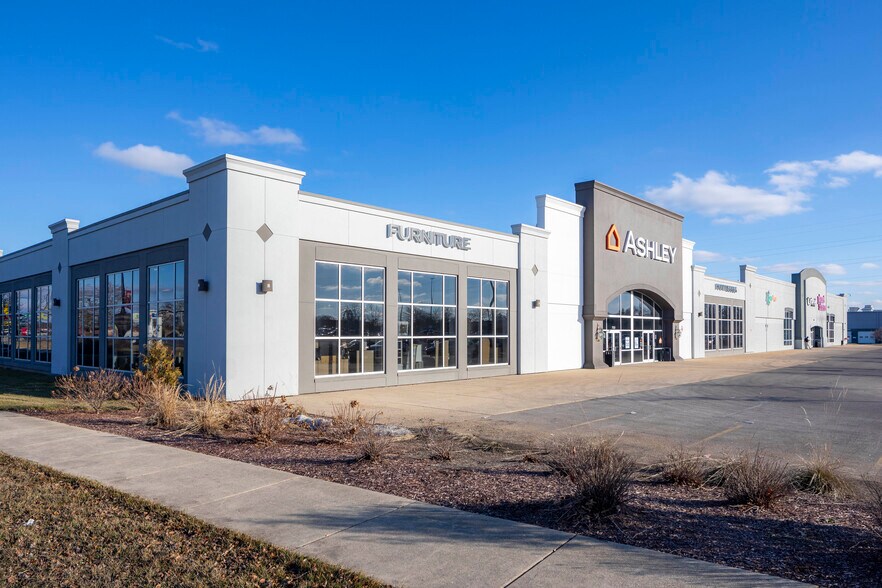 More Photos Of 7143 E State St, Rockford Freestanding For Sale