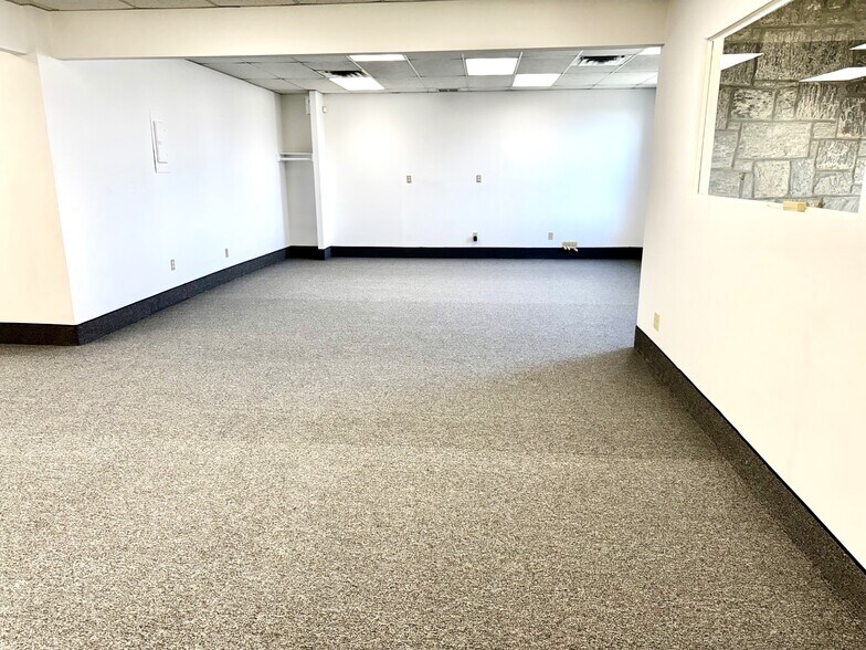 More Photos Of 40 Commerce Pl, Hicksville Office For Lease