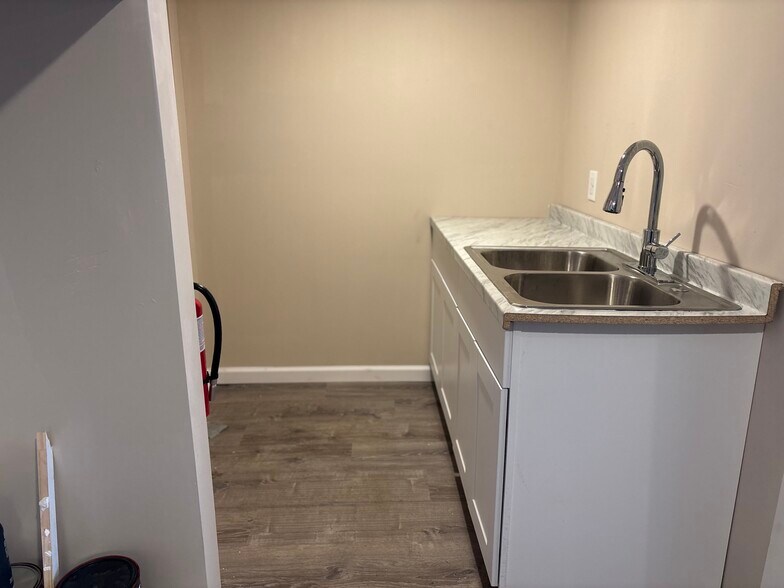 More Photos Of 14 West Ave, Woodstown Storefront Retail Office For Lease