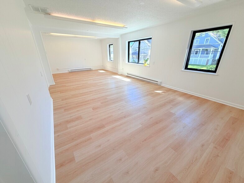 More Photos Of 31 Saint Roch Ave, Greenwich Office Residential For Lease