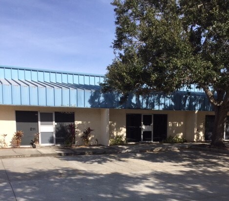 More Photos Of 1747 Independence Blvd, Sarasota Light Distribution For Lease