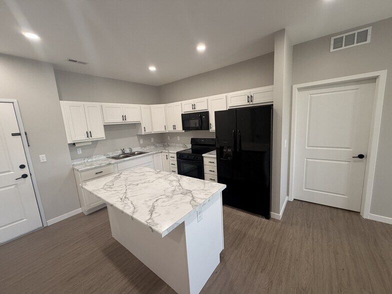 More Photos Of 1833 Curtis Ave, Chariton Apartments For Sale