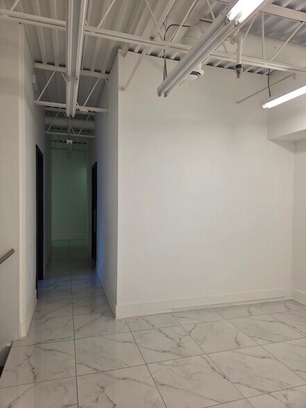 More Photos Of 2337-2365 Rue Rue Guénette, Saint-Laurent Warehouse For Sale