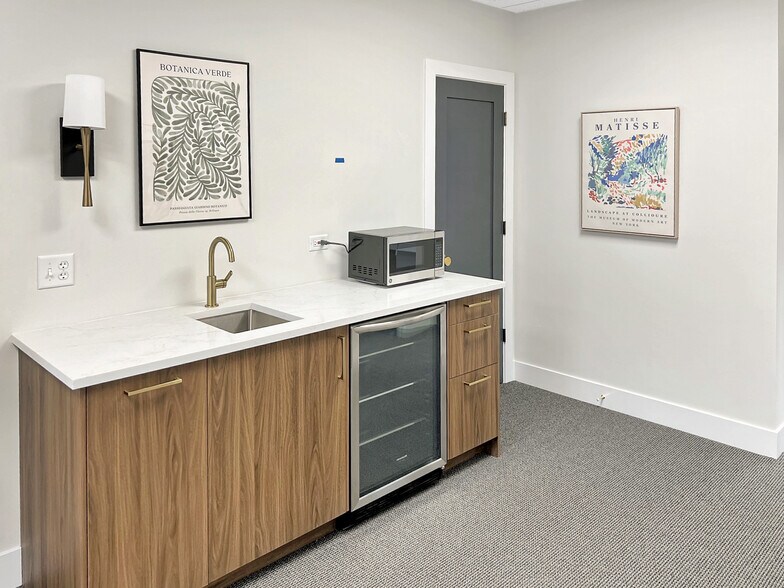 More Photos Of 610 W Roosevelt Rd, Wheaton Medical For Lease